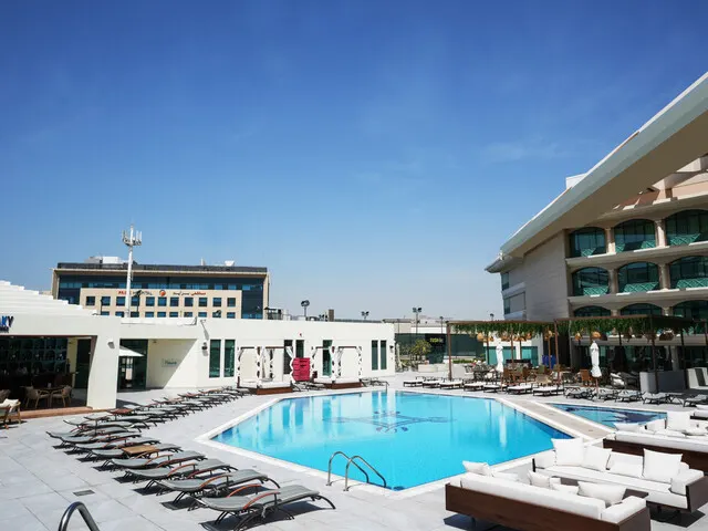Movenpick Grand Al Bustan Dubai (ех. Roda Al Bustan Dubai Airport; Al Bustan Rotana), Дубай