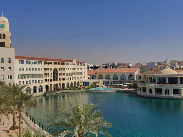 Millennium Lakeview (ex. Copthorne Lakeview Hotel, Green Community; Courtyard by Marriott Dubai, Green Community), Дубай