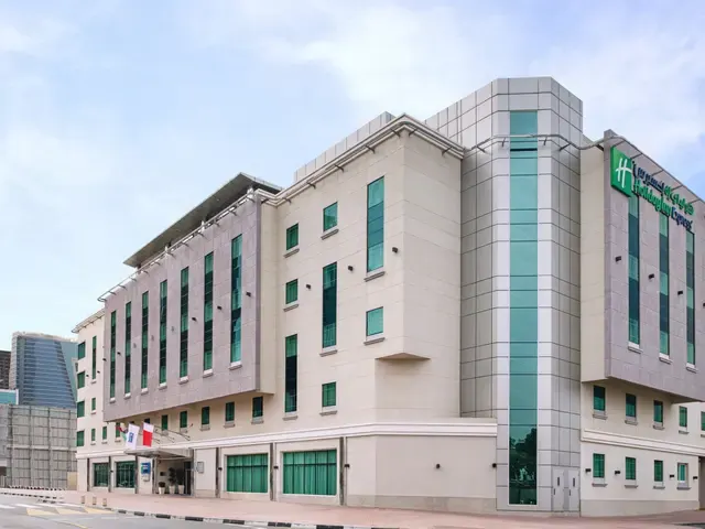 Holiday Inn Express Dubai Safa Park, Дубай