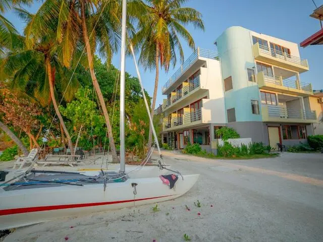 Beach House Dhiffushi (ex. SI Beach House), Каафу Атолл