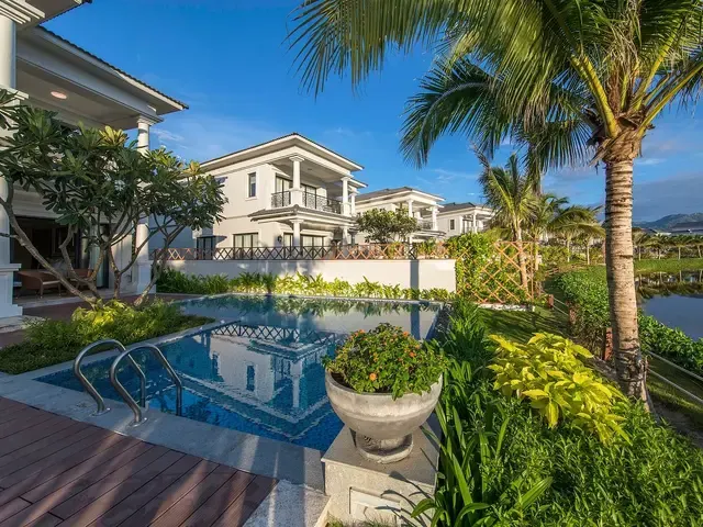 Melia Vinpearl Cam Ranh (ex. Vinpearl Resort & Spa Long Beach Nha), Камрань