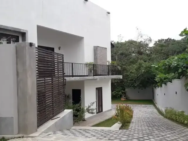Villa Ayu, Галле