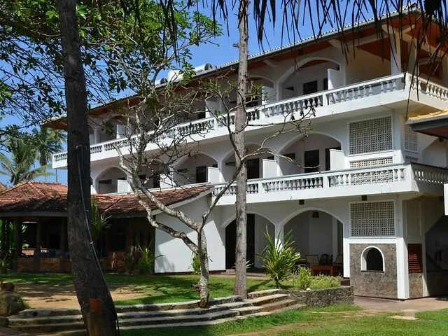 Sri Gemunu Beach Resort, Унаватуна