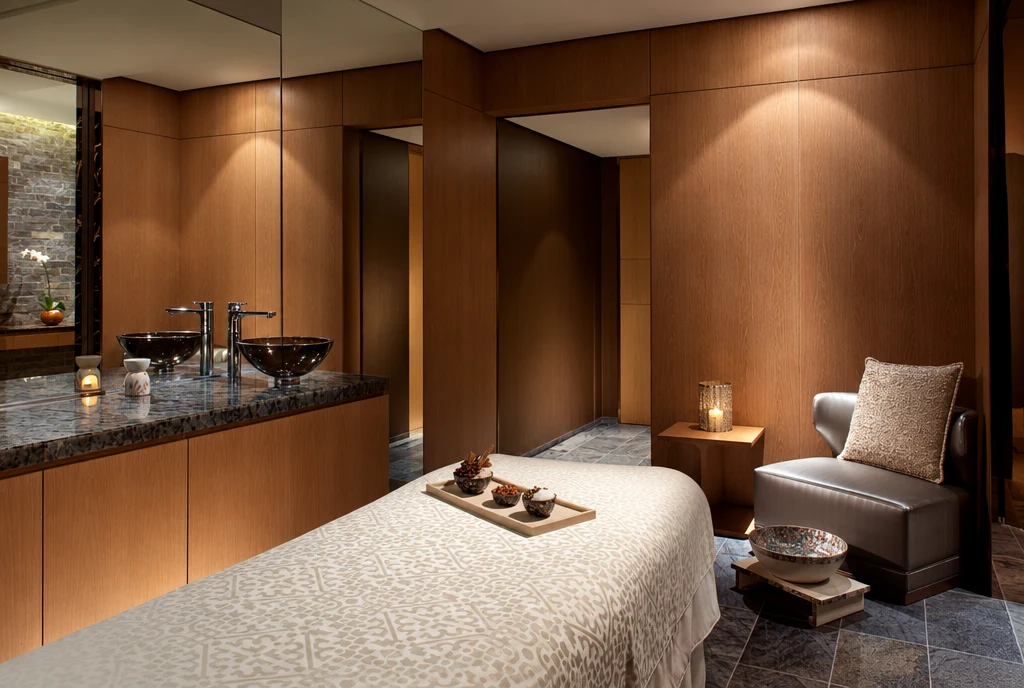 Кабинет Atarmia Spa с деревянными стенами, кушеткой и мягким светом