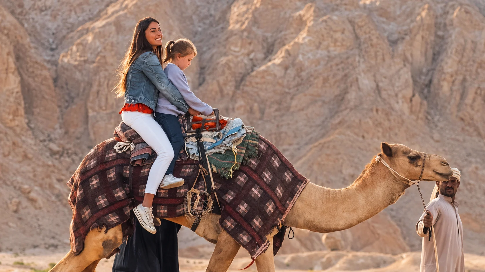 Прогулочная сцена с верблюдом в Jebel Hafit Desert Park