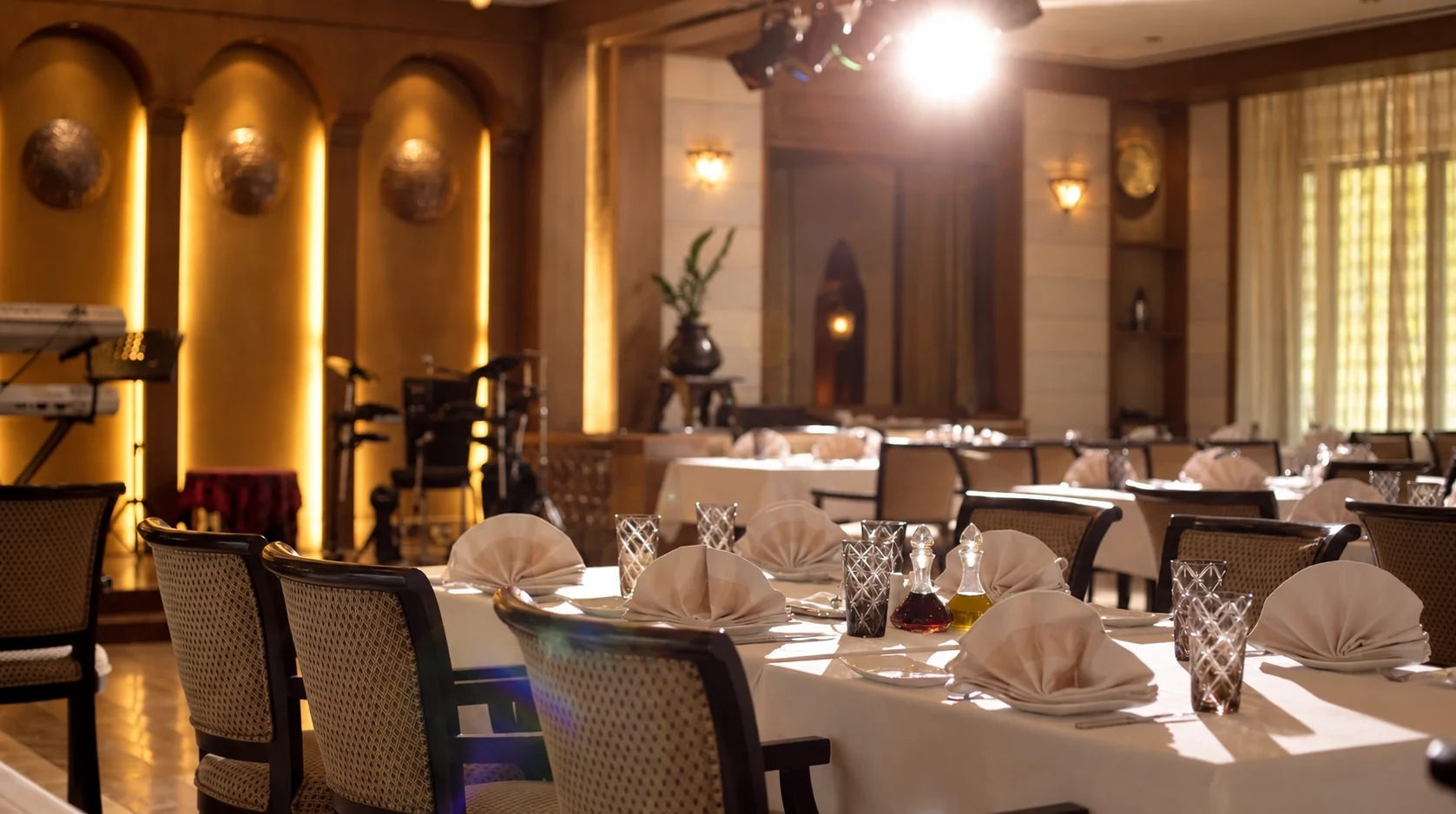 Накрытые столы в зале Min Zaman в Al Ain Rotana