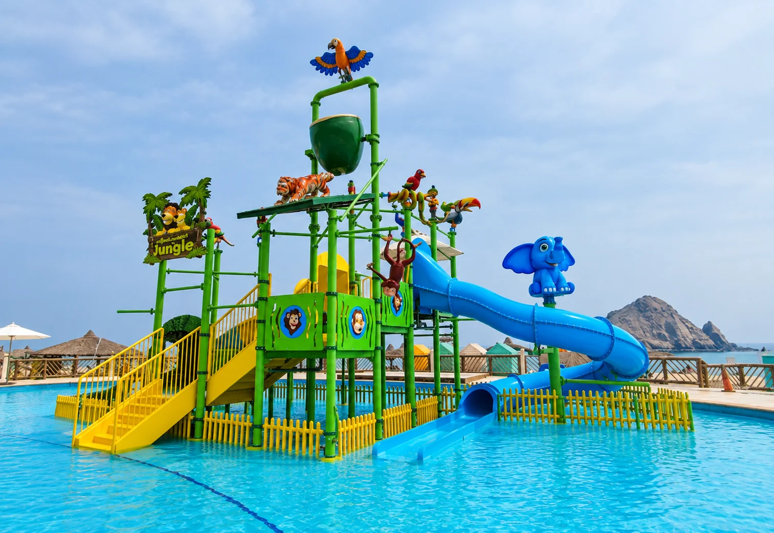 Водная детская площадка Sandy Beach с зелёной конструкцией и синей горкой
