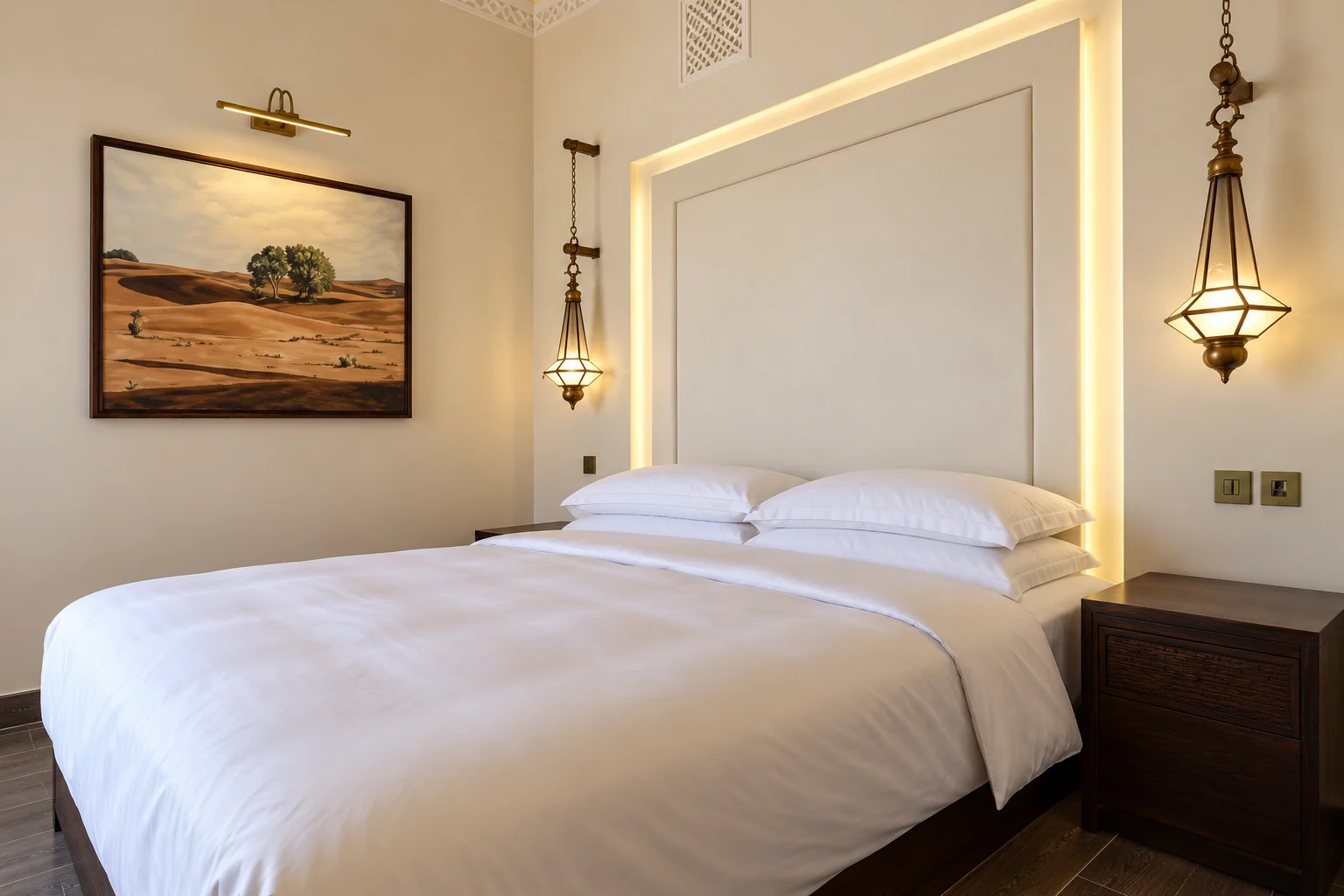 Кровать и подсвеченное изголовье в номере Grand Deluxe Room Al Badayer