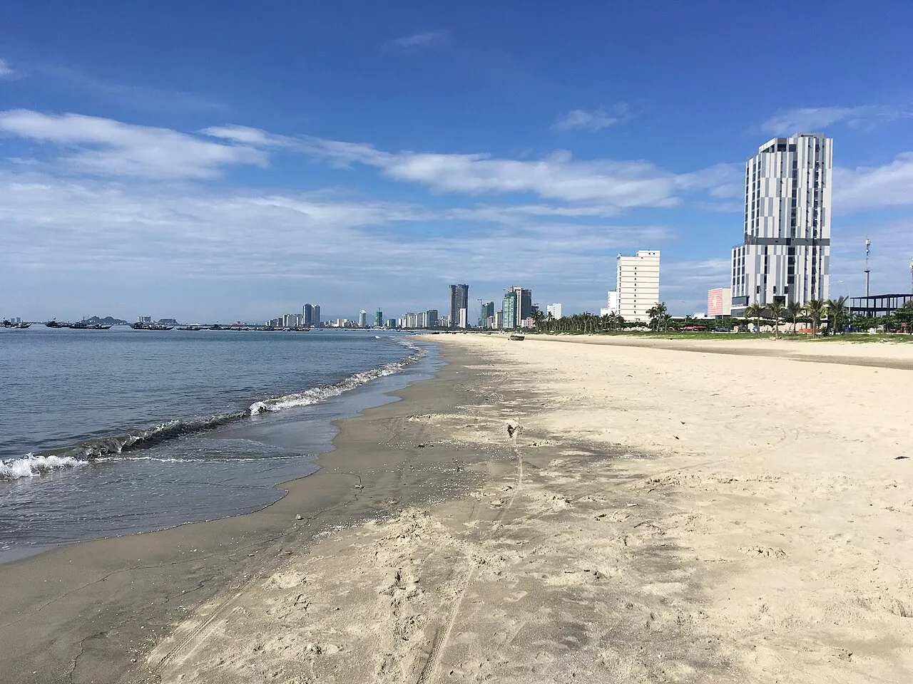 Пляж Миши в Дананге и городская застройка вдали