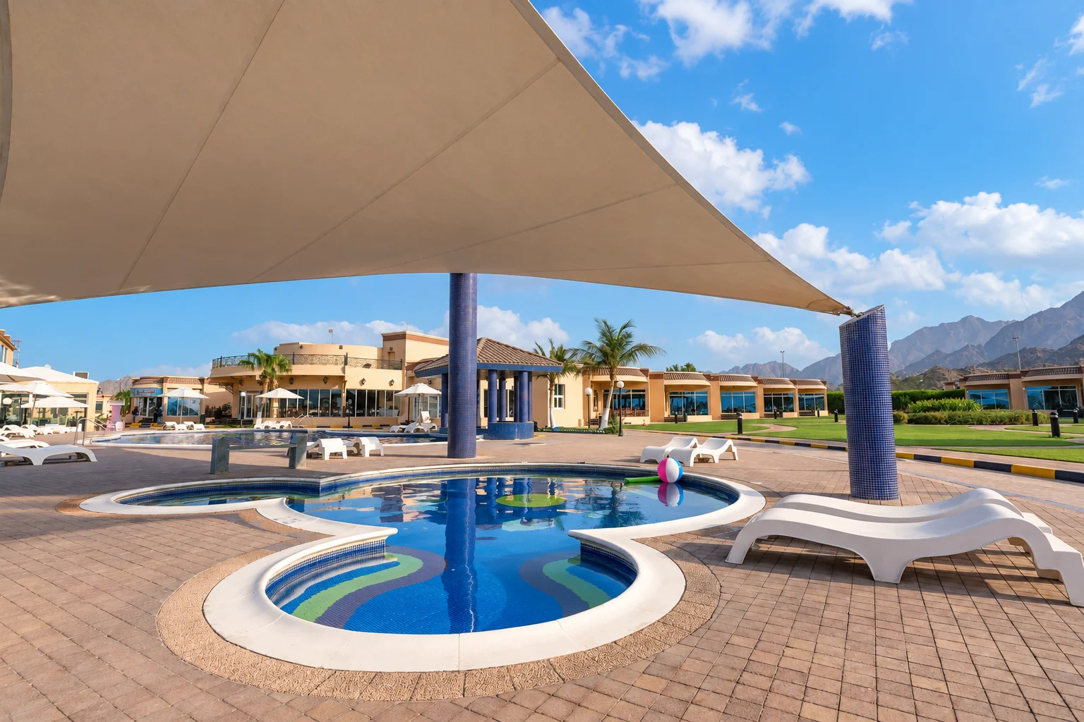 Детский бассейн Royal Beach под большим тканевым навесом