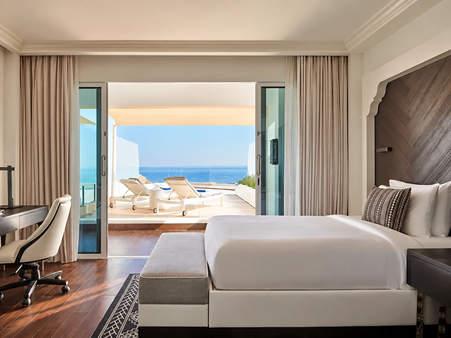 Номер Fairmont Fujairah с открытыми дверями на террасу