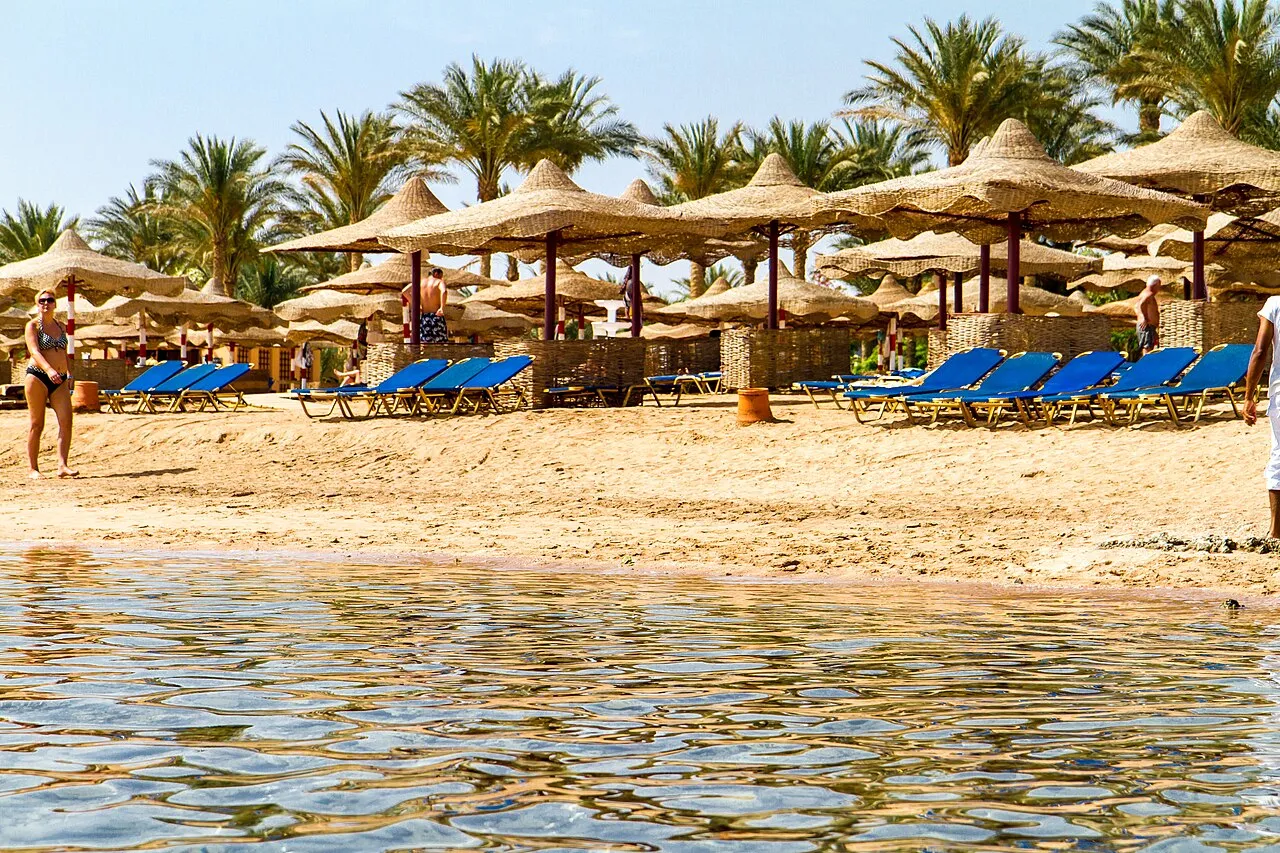 Пляж на Красном море с соломенными зонтами и мелководьем