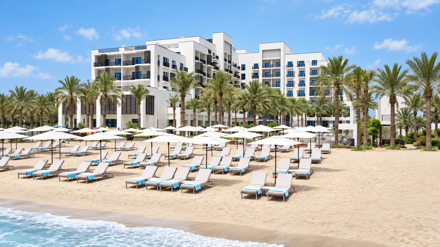Пляж Palace Beach Resort Fujairah с белыми зонтами на фоне здания и пальм