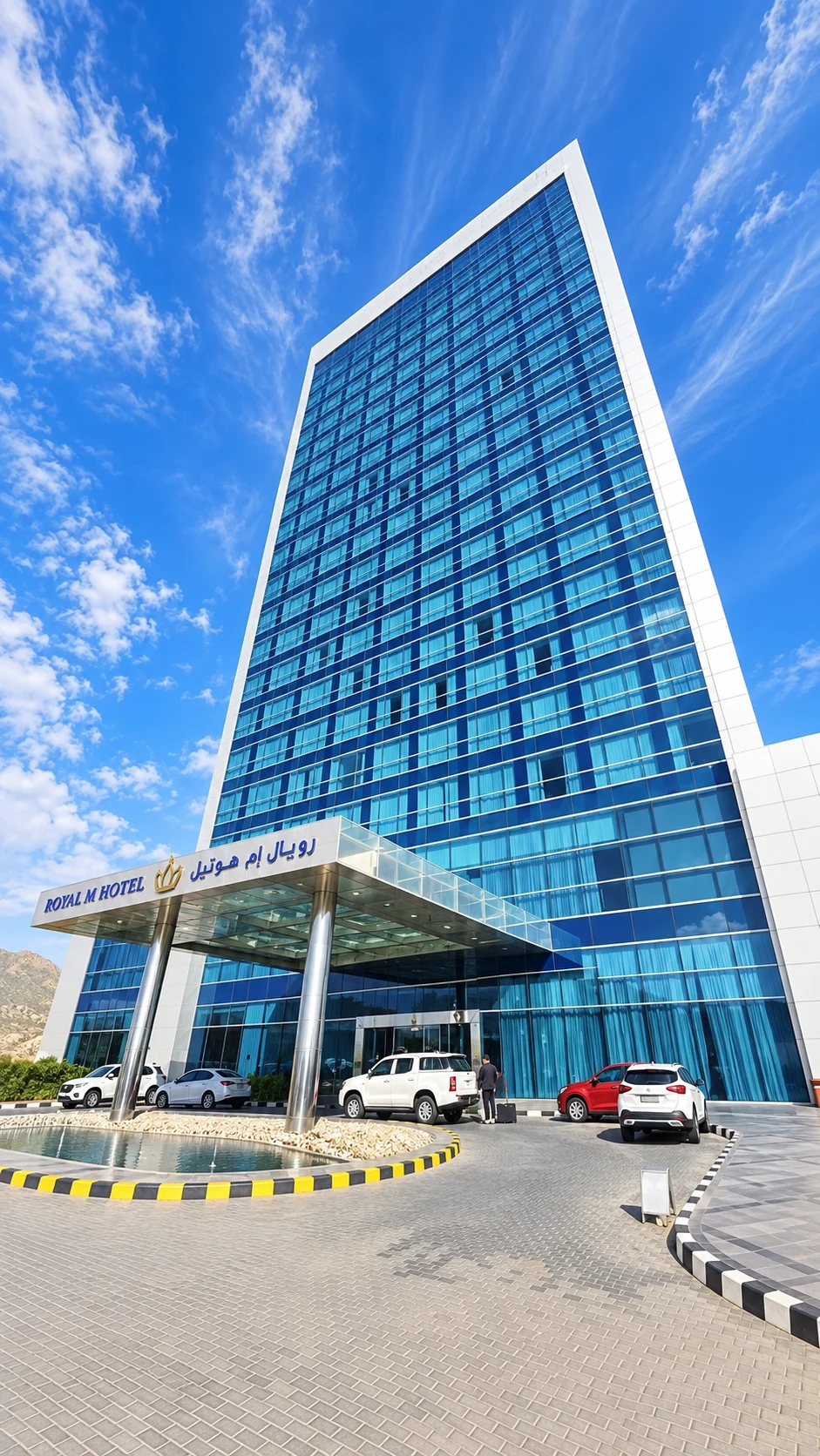 Стеклянная башня и вход Royal M Hotel в городской Фуджейре
