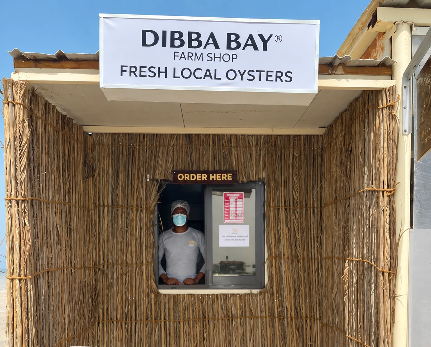 Окно заказа Dibba Bay Farm Shop с тростниковой облицовкой