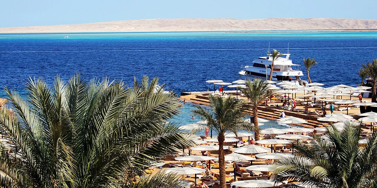 Пляжи с зонтами и яхты в бухте Хургады