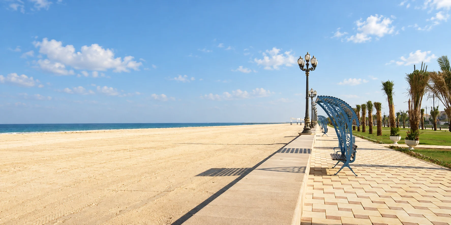 Песок, море и прогулочная дорожка Кальбы