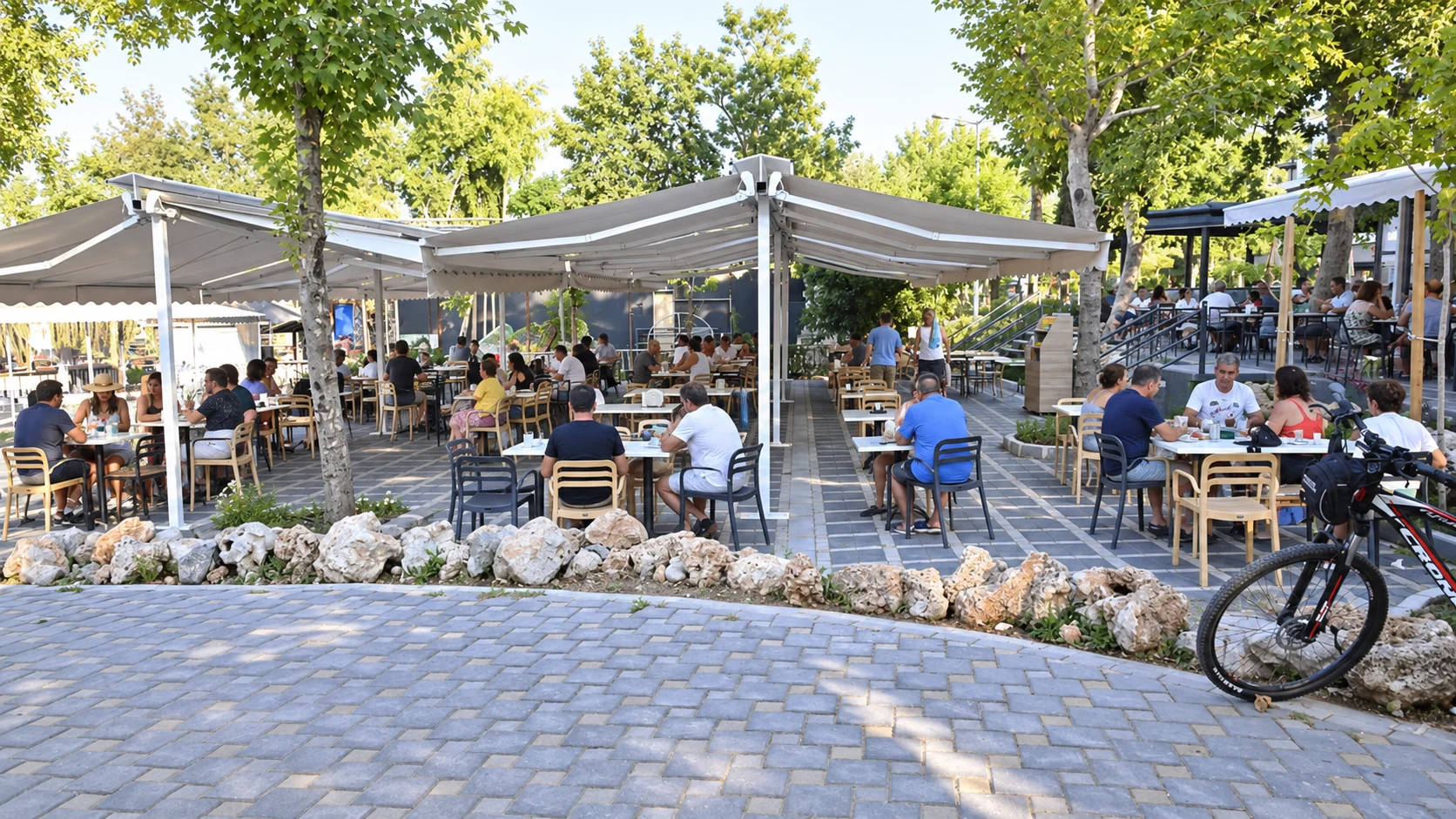 Тенистая терраса Deniz Kafe в парке Кемера