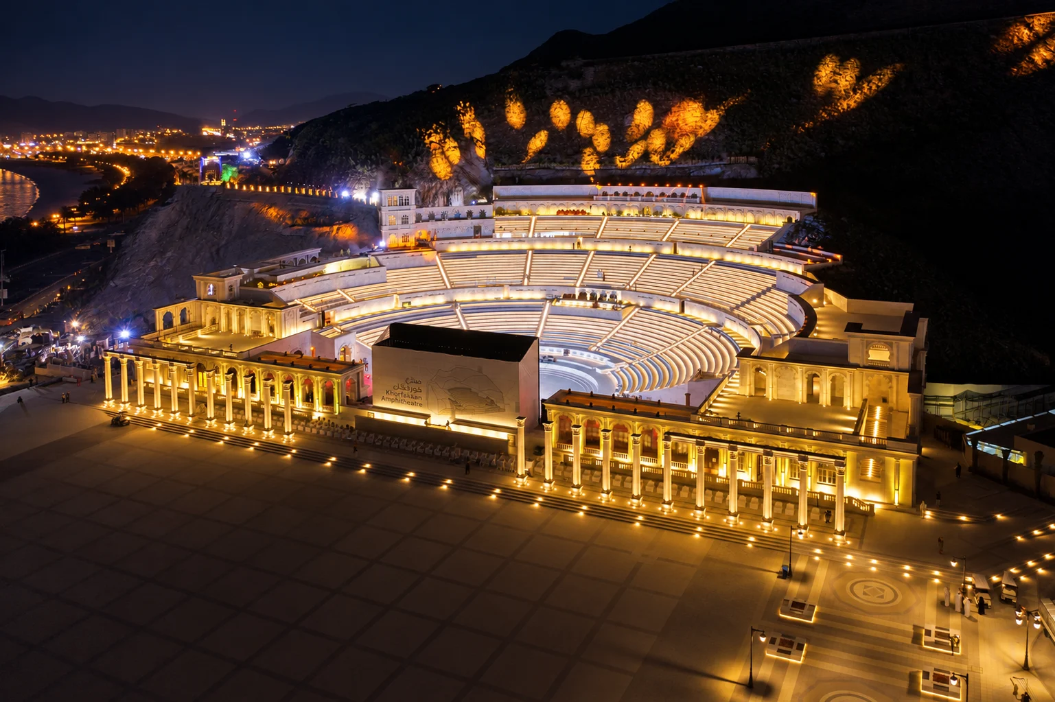 Ночная подсветка амфитеатра Хор-Факкана