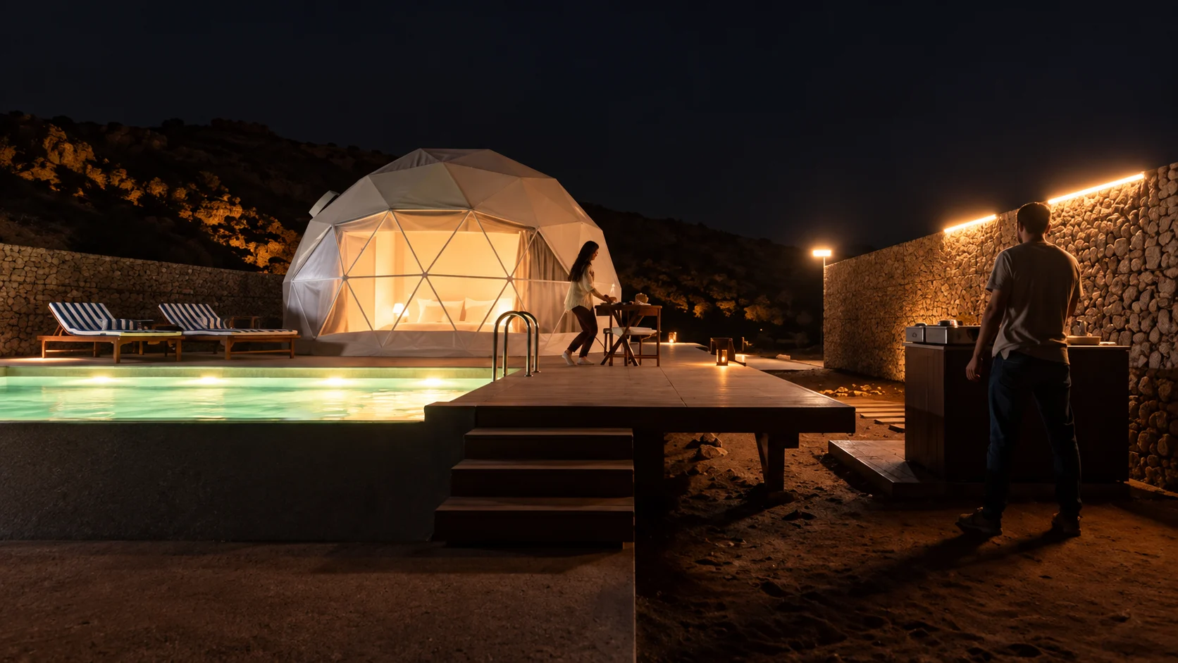 Освещённый купол Moon Retreat, небольшая терраса и бассейн ночью