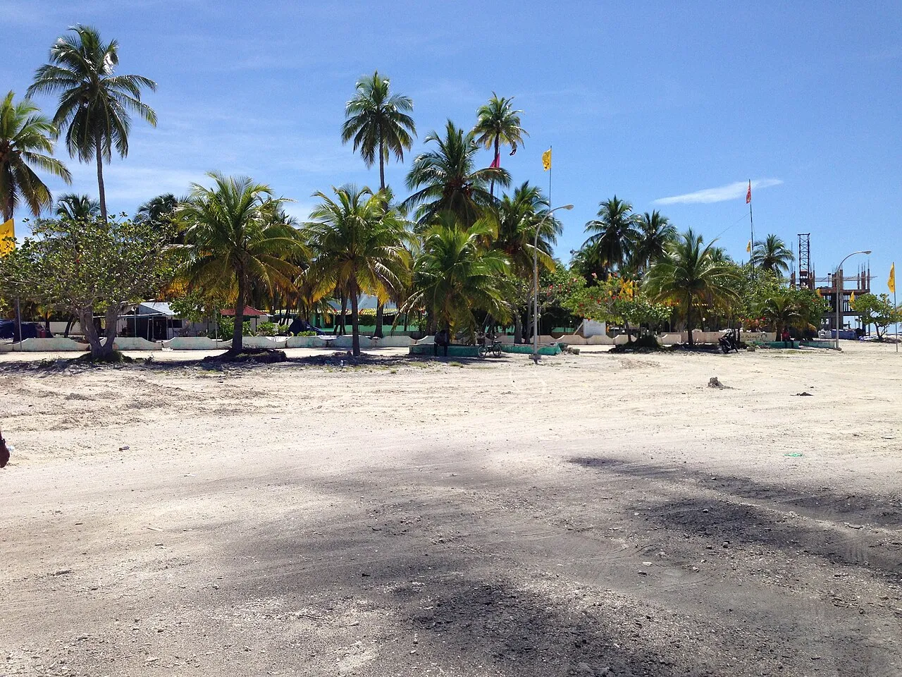 Пальмы на песчаной площадке острова Унгуфару