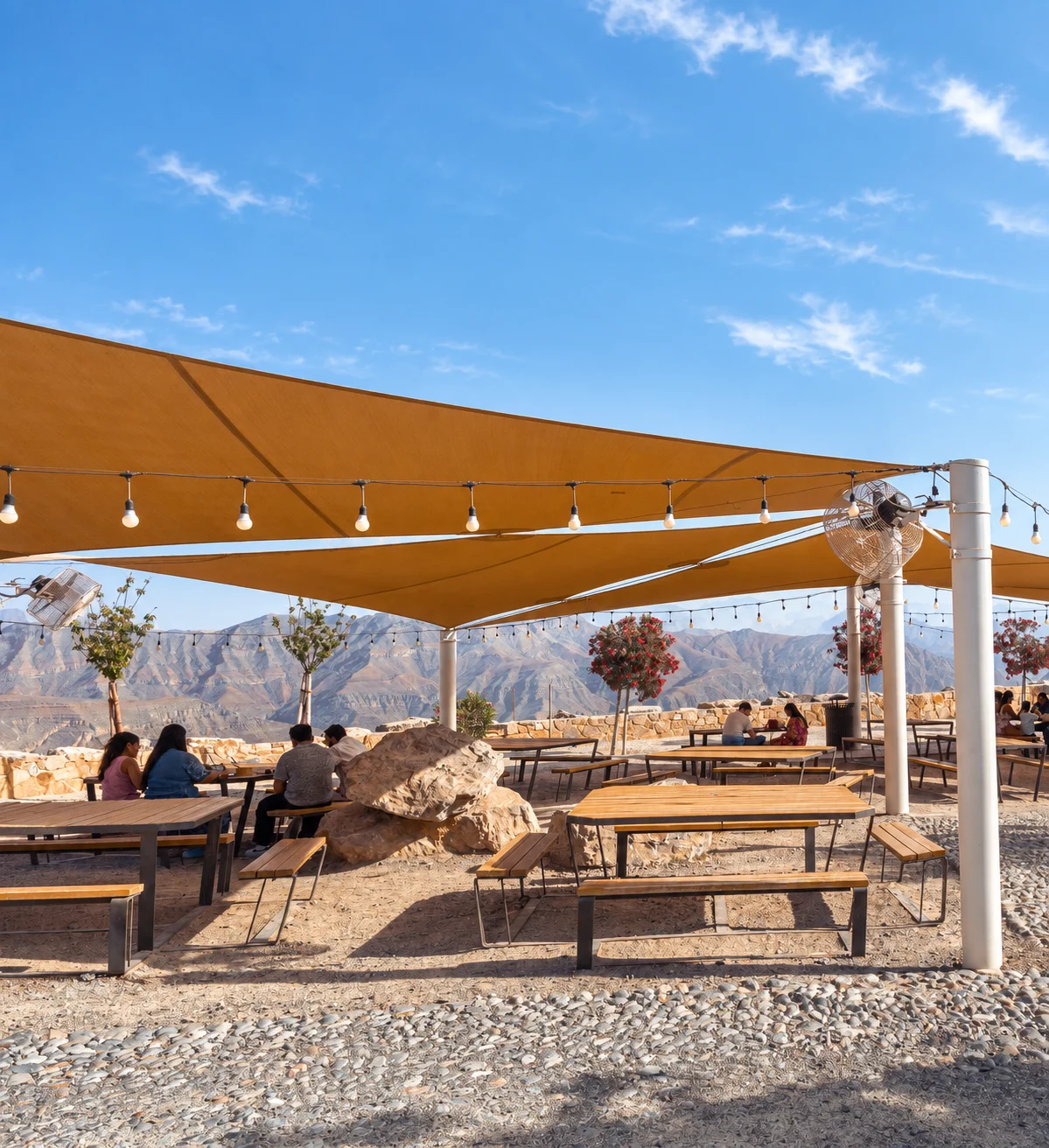 Столы и скамьи под охристыми навесами в Jais Viewing Deck Park