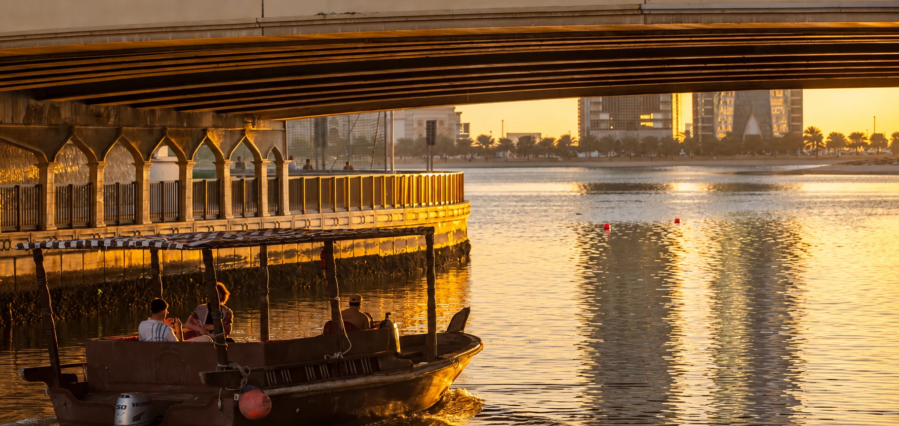 Лодка на воде у моста Аль-Касбы в вечернем свете