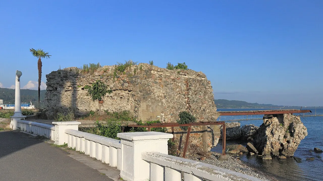 Фрагмент каменной кладки у набережной Сухума