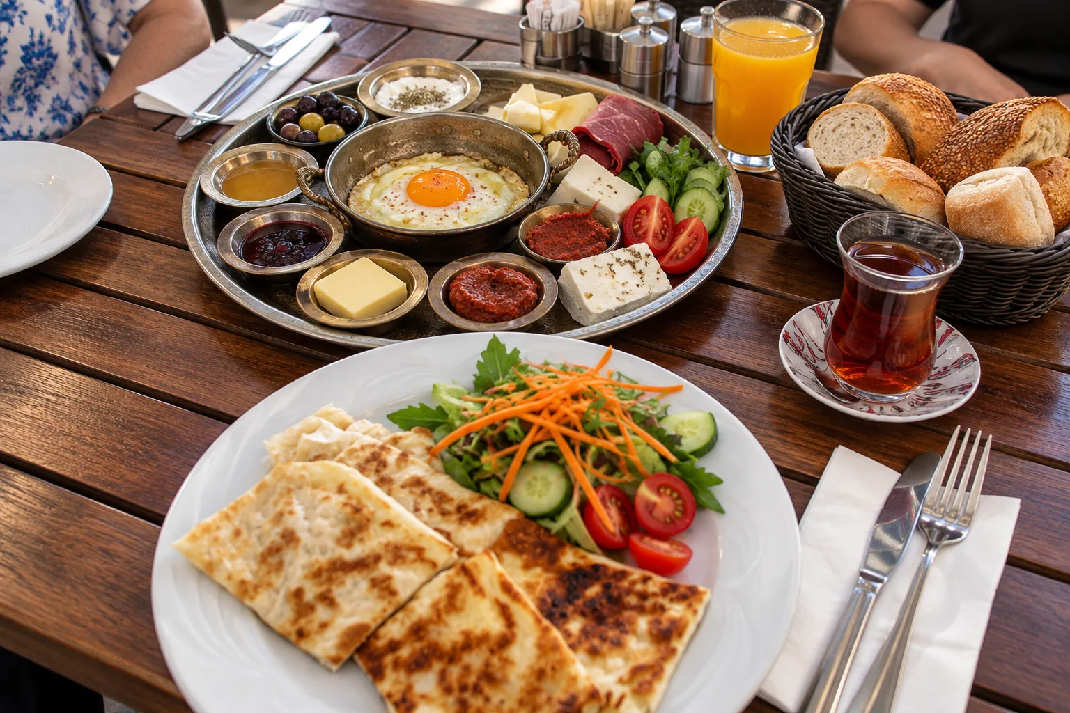 Большой турецкий завтрак с сырами, овощами, яйцом и хлебом