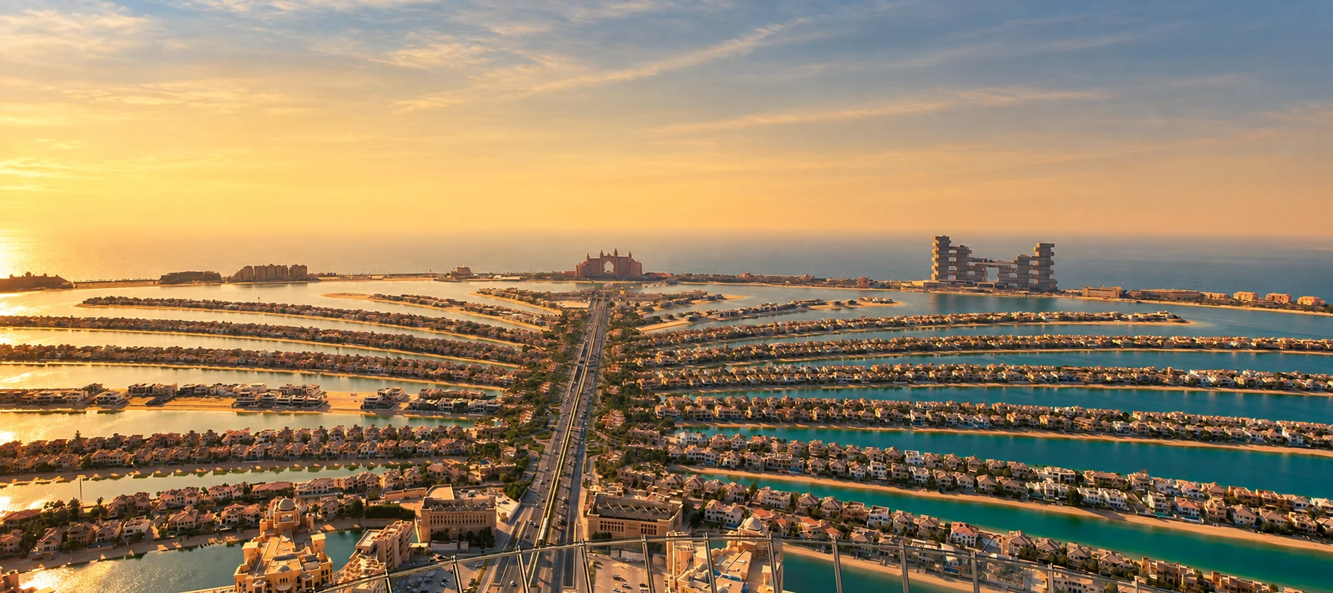 Ветви и центральная дорога Palm Jumeirah с высоты The View в вечернем свете