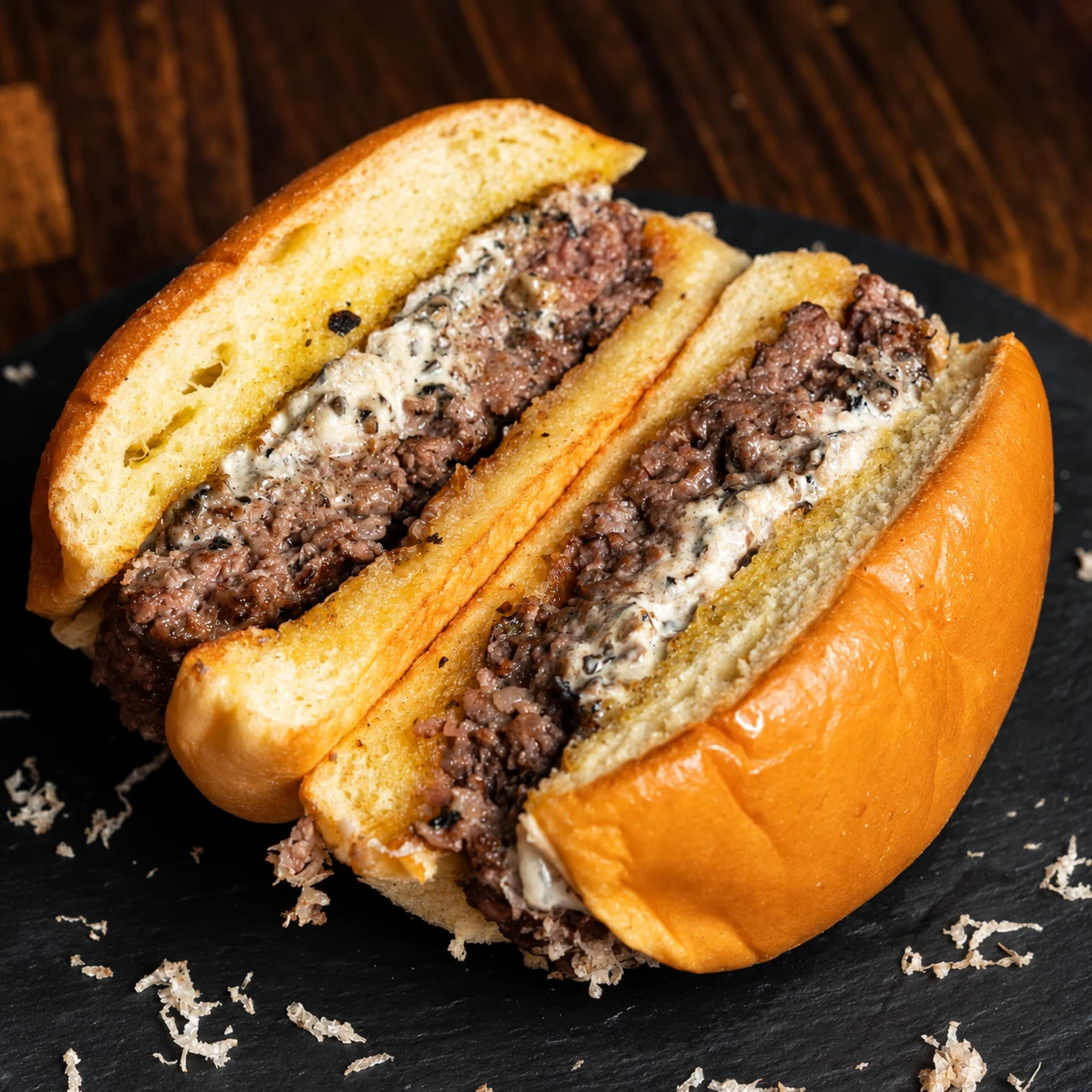Truffle Burger из 3Fils: две половины одного бургера на тёмной доске